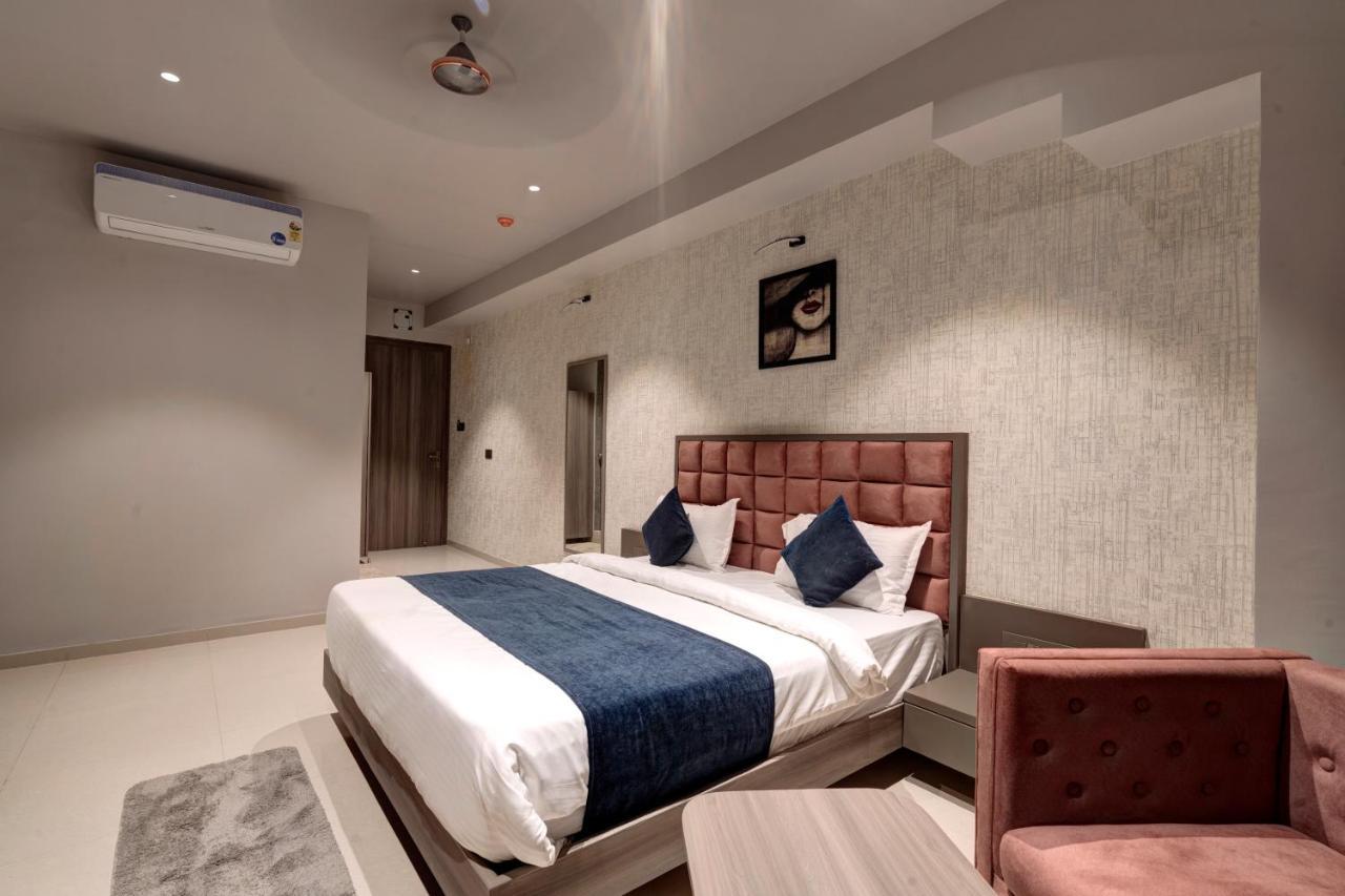 Hotel Sparsh Divine 阿穆达巴 外观 照片