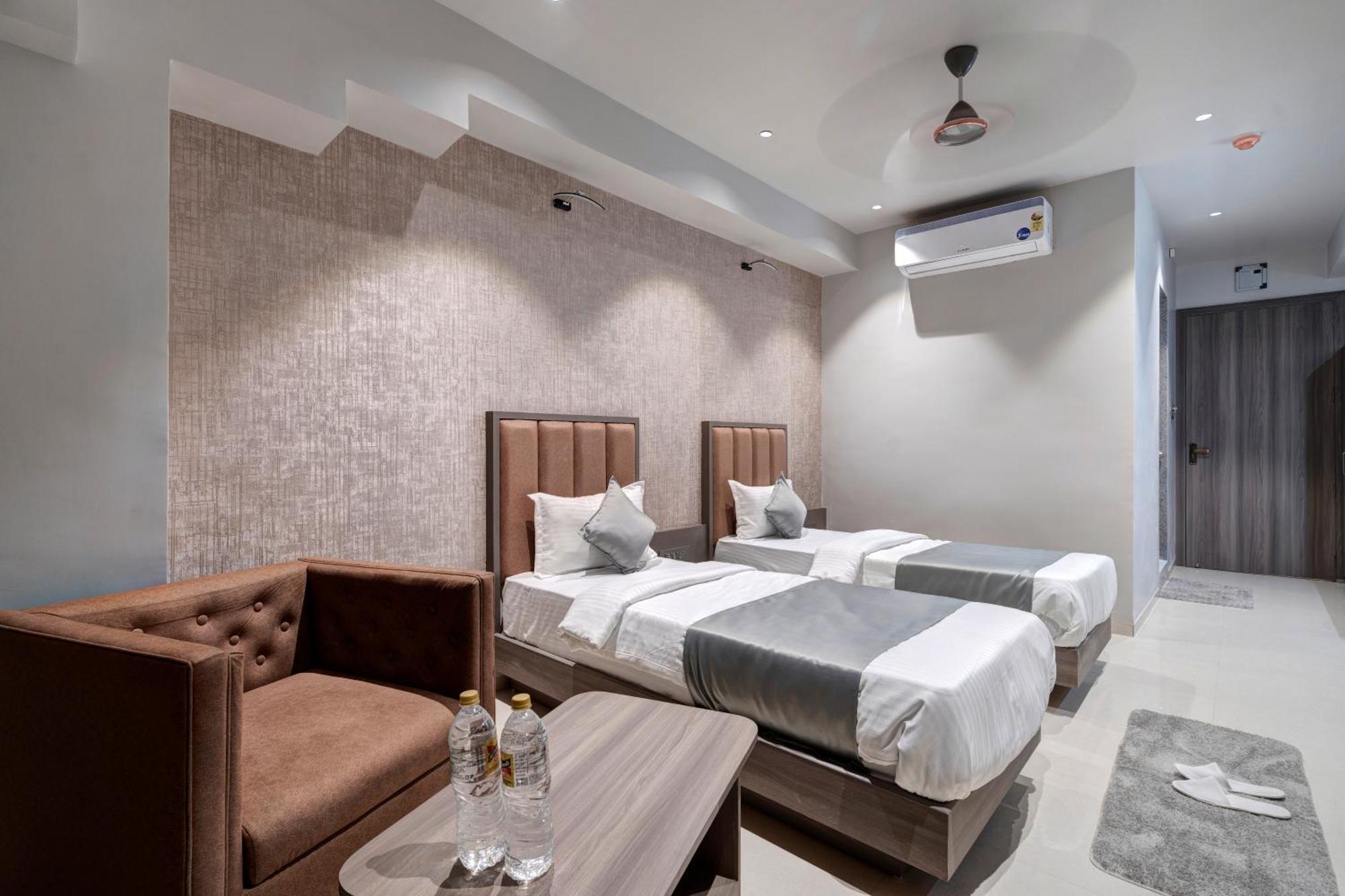 Hotel Sparsh Divine 阿穆达巴 外观 照片