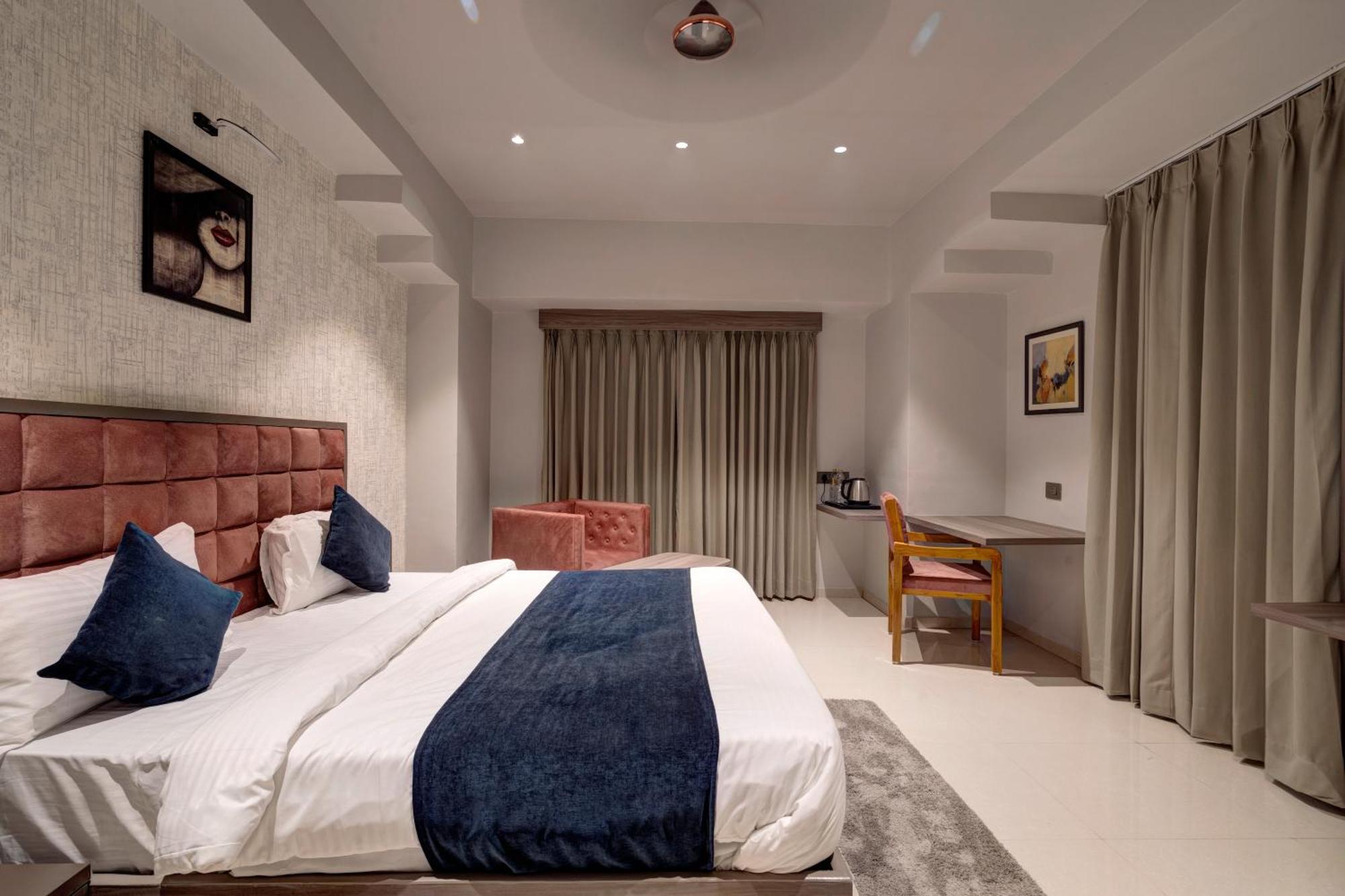 Hotel Sparsh Divine 阿穆达巴 外观 照片