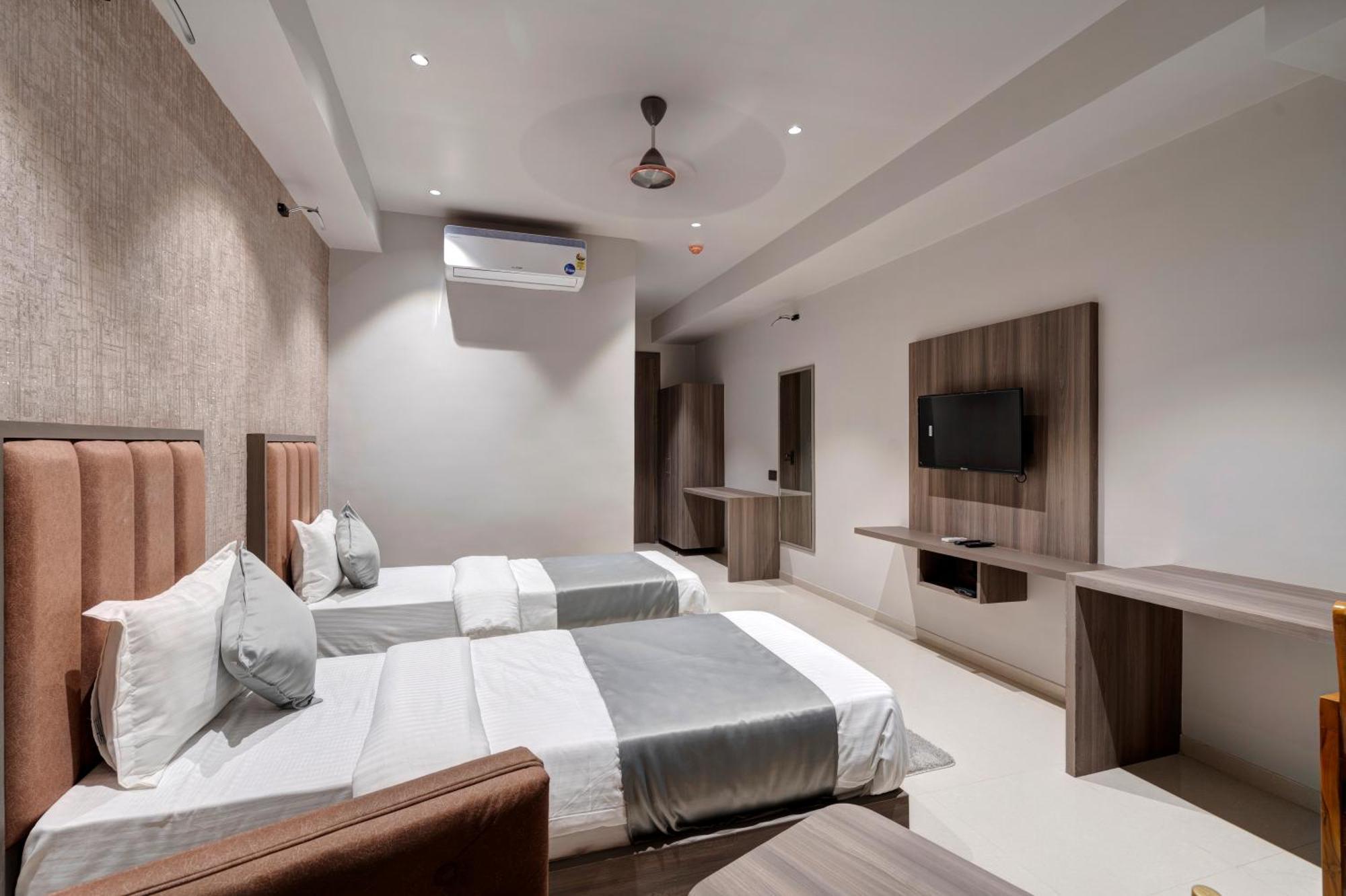 Hotel Sparsh Divine 阿穆达巴 外观 照片