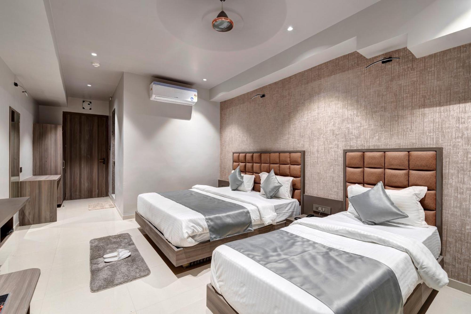 Hotel Sparsh Divine 阿穆达巴 外观 照片