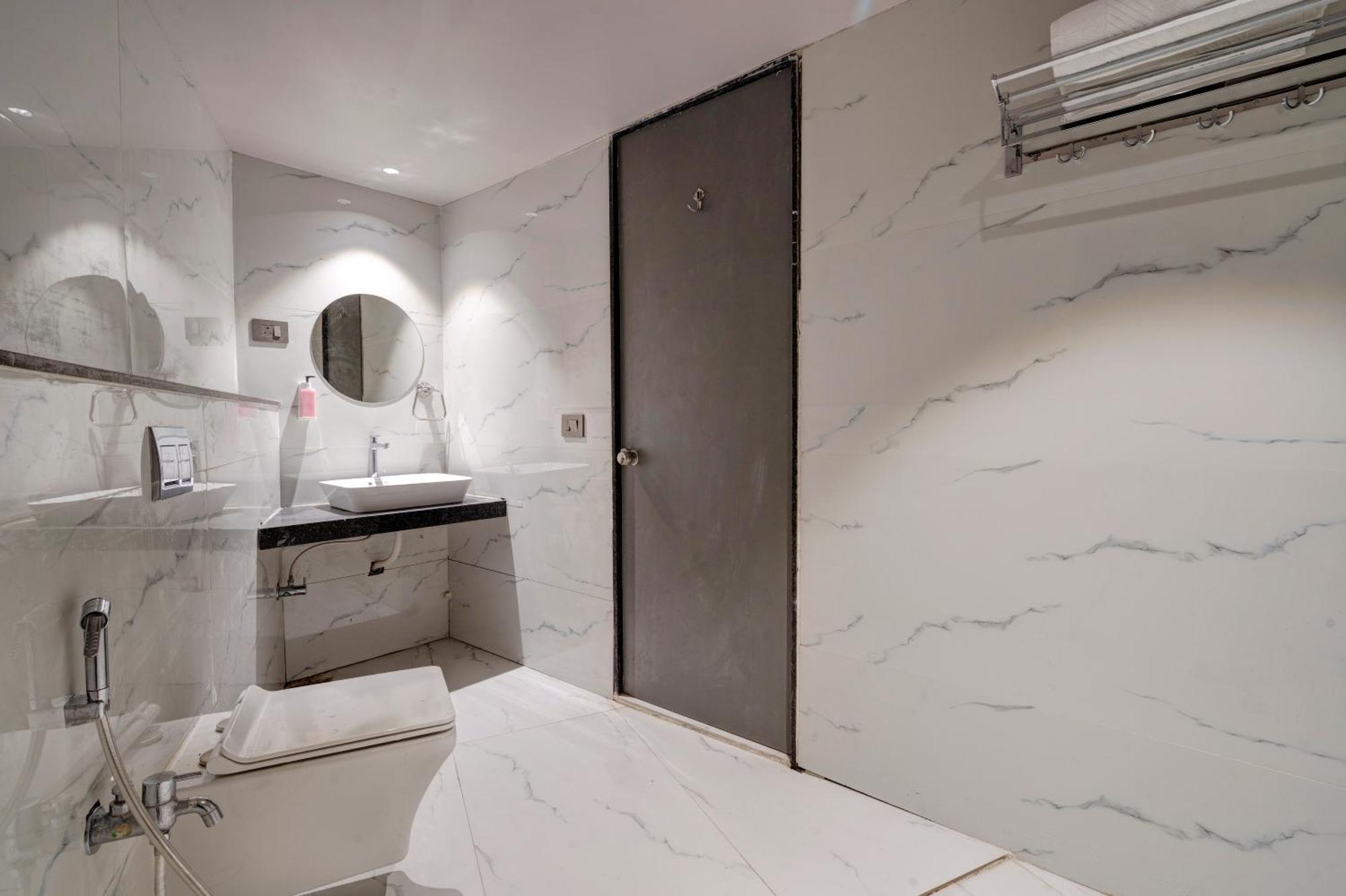 Hotel Sparsh Divine 阿穆达巴 外观 照片