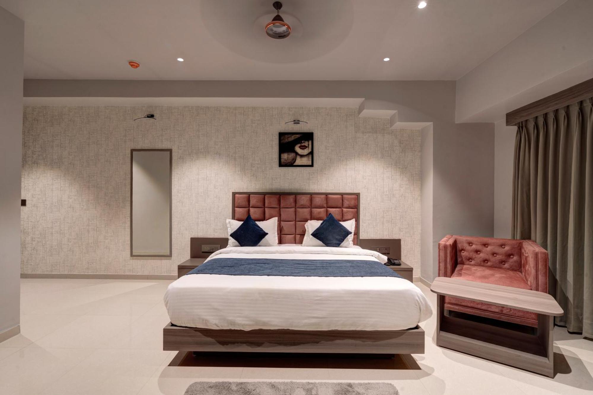 Hotel Sparsh Divine 阿穆达巴 外观 照片