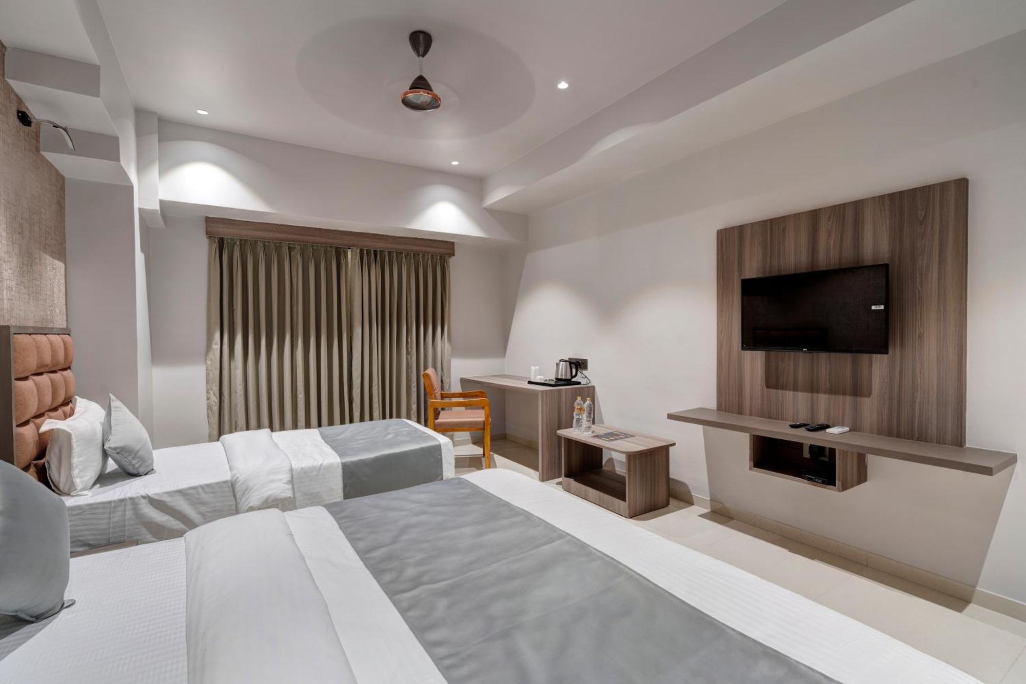 Hotel Sparsh Divine 阿穆达巴 外观 照片