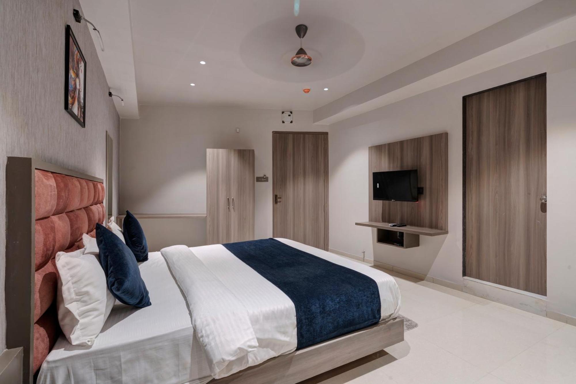 Hotel Sparsh Divine 阿穆达巴 外观 照片