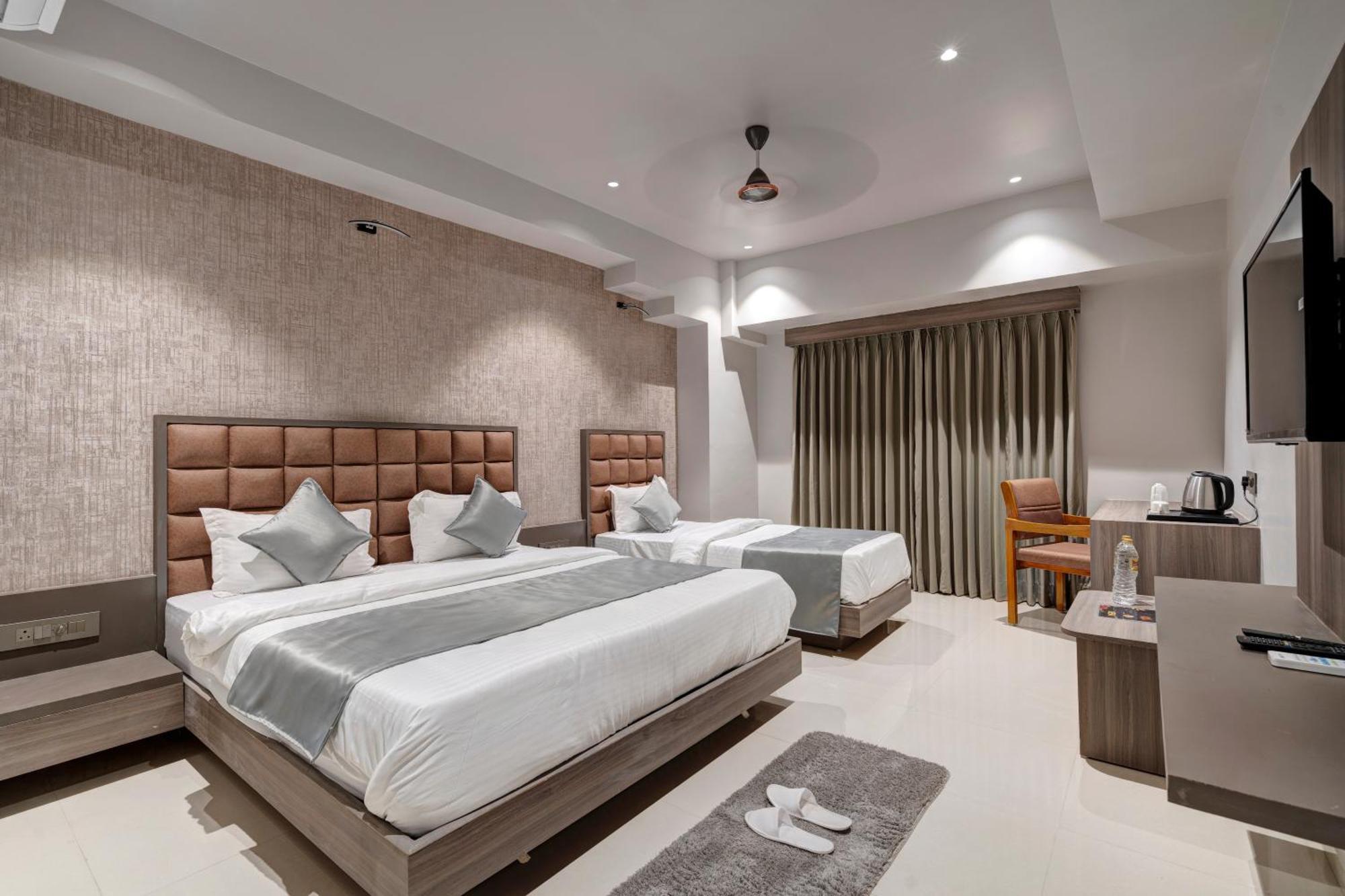 Hotel Sparsh Divine 阿穆达巴 外观 照片