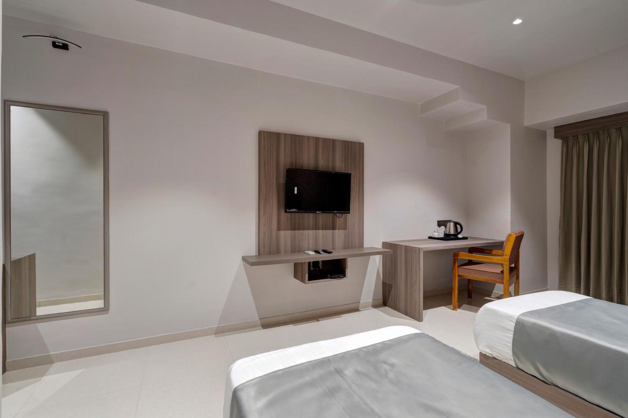 Hotel Sparsh Divine 阿穆达巴 外观 照片
