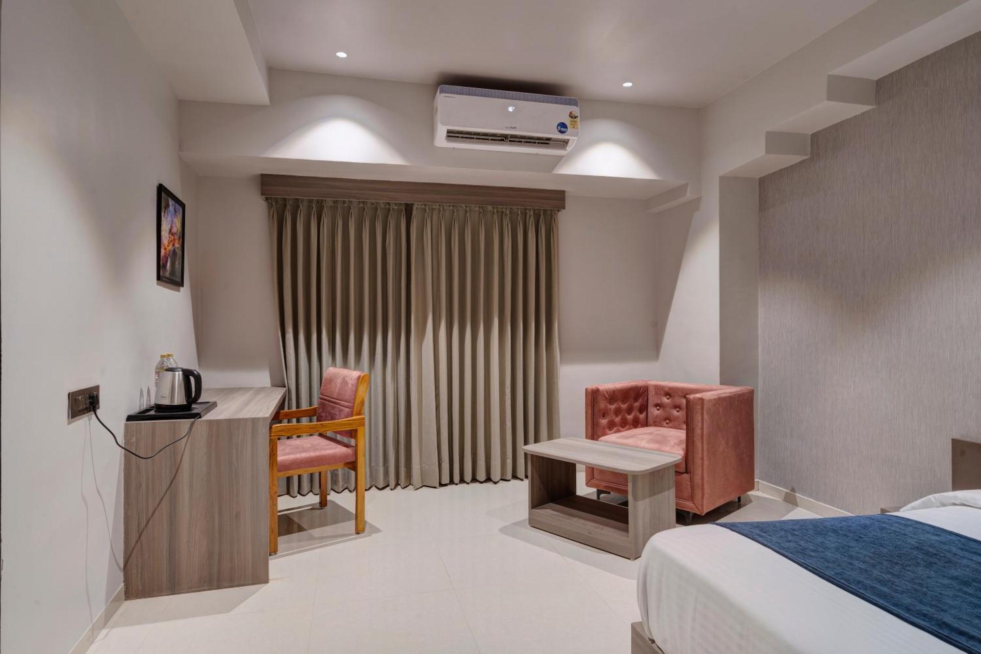 Hotel Sparsh Divine 阿穆达巴 外观 照片