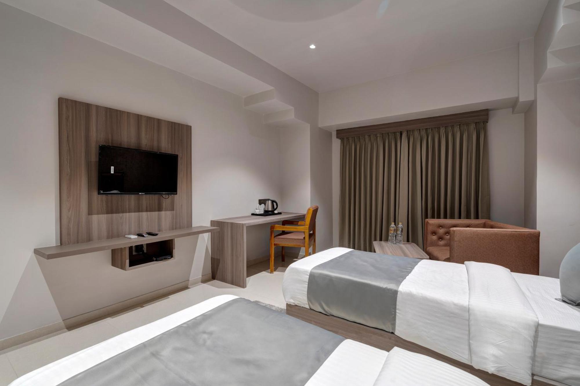 Hotel Sparsh Divine 阿穆达巴 外观 照片