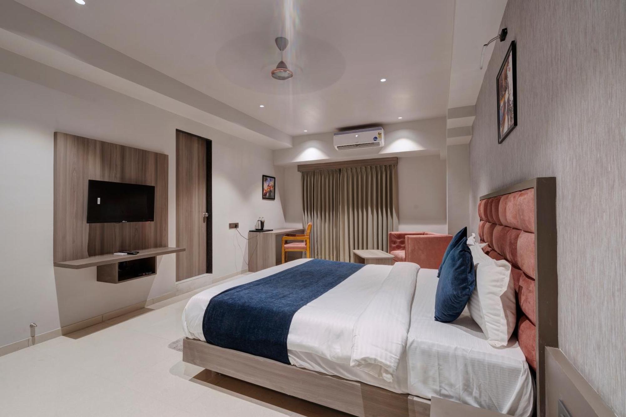 Hotel Sparsh Divine 阿穆达巴 外观 照片