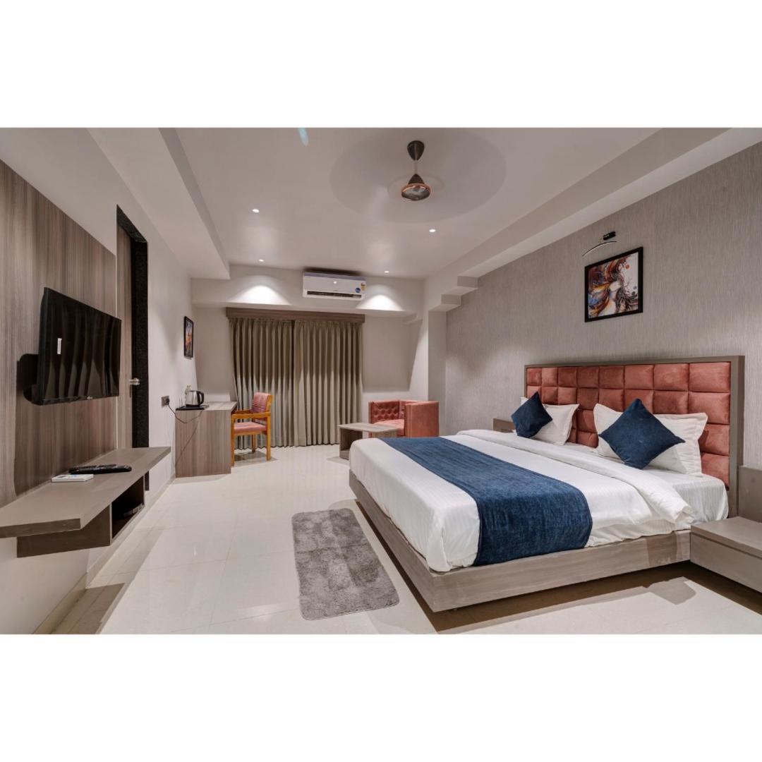 Hotel Sparsh Divine 阿穆达巴 外观 照片