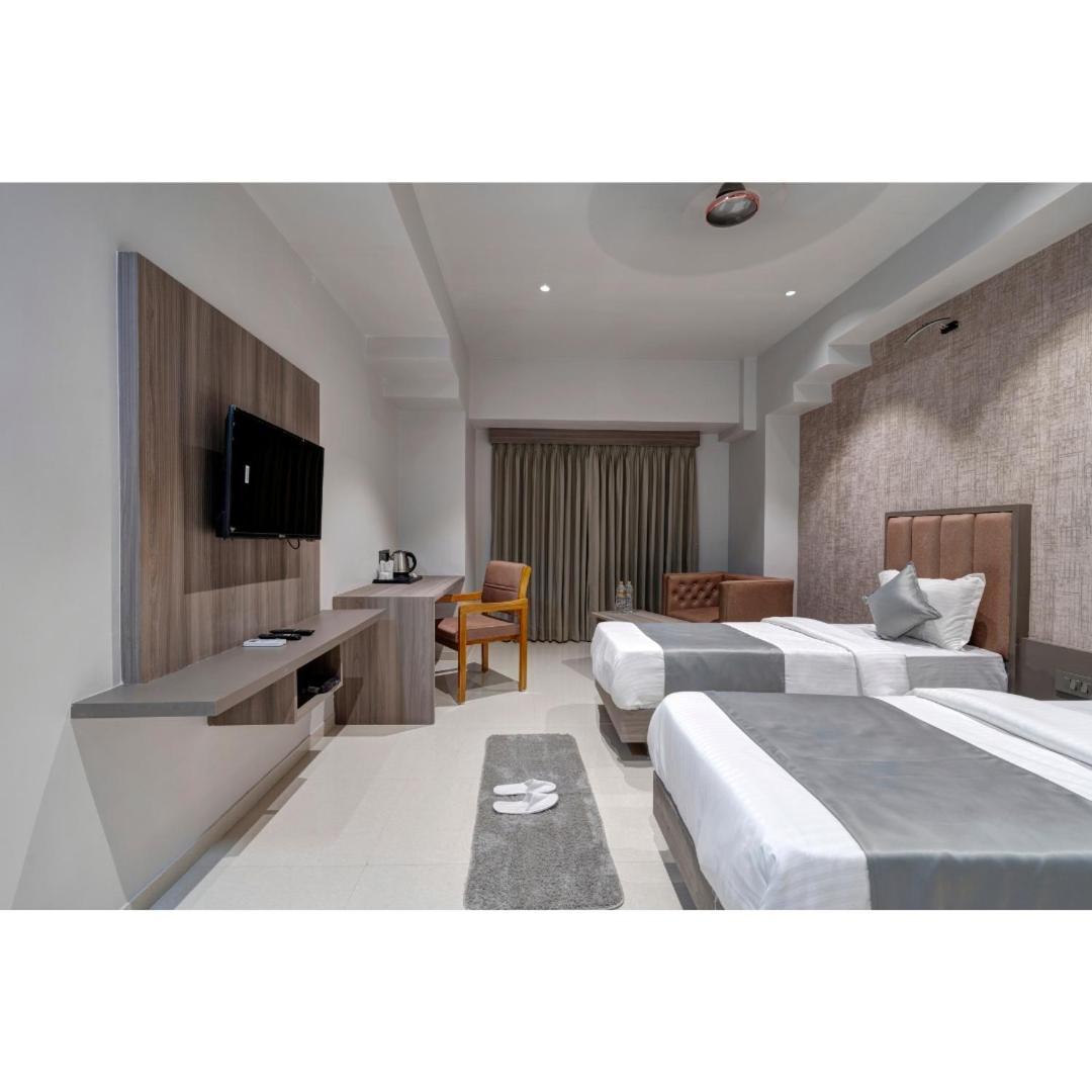 Hotel Sparsh Divine 阿穆达巴 外观 照片